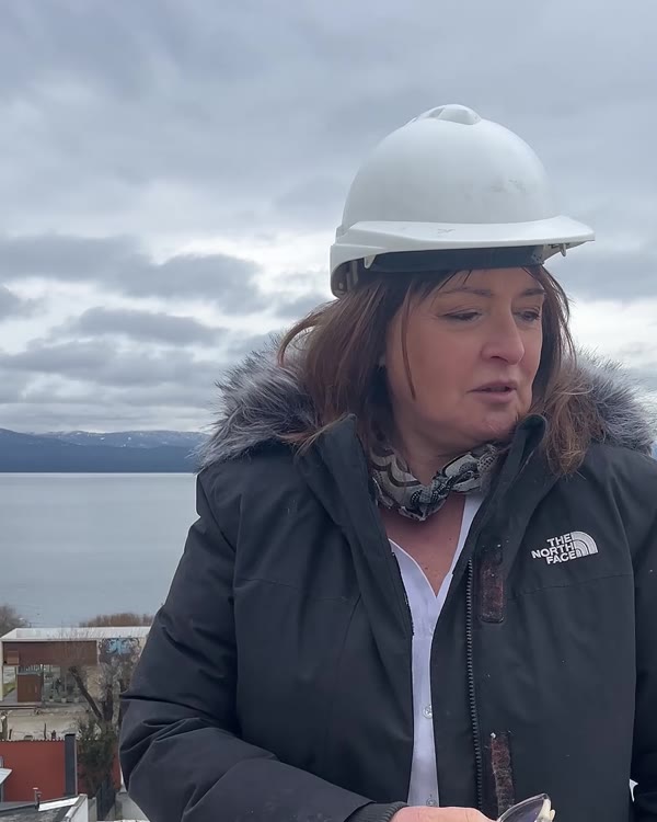 Fabiela Orlandi con casco en la obra de Umbral 1, agosto 2026
