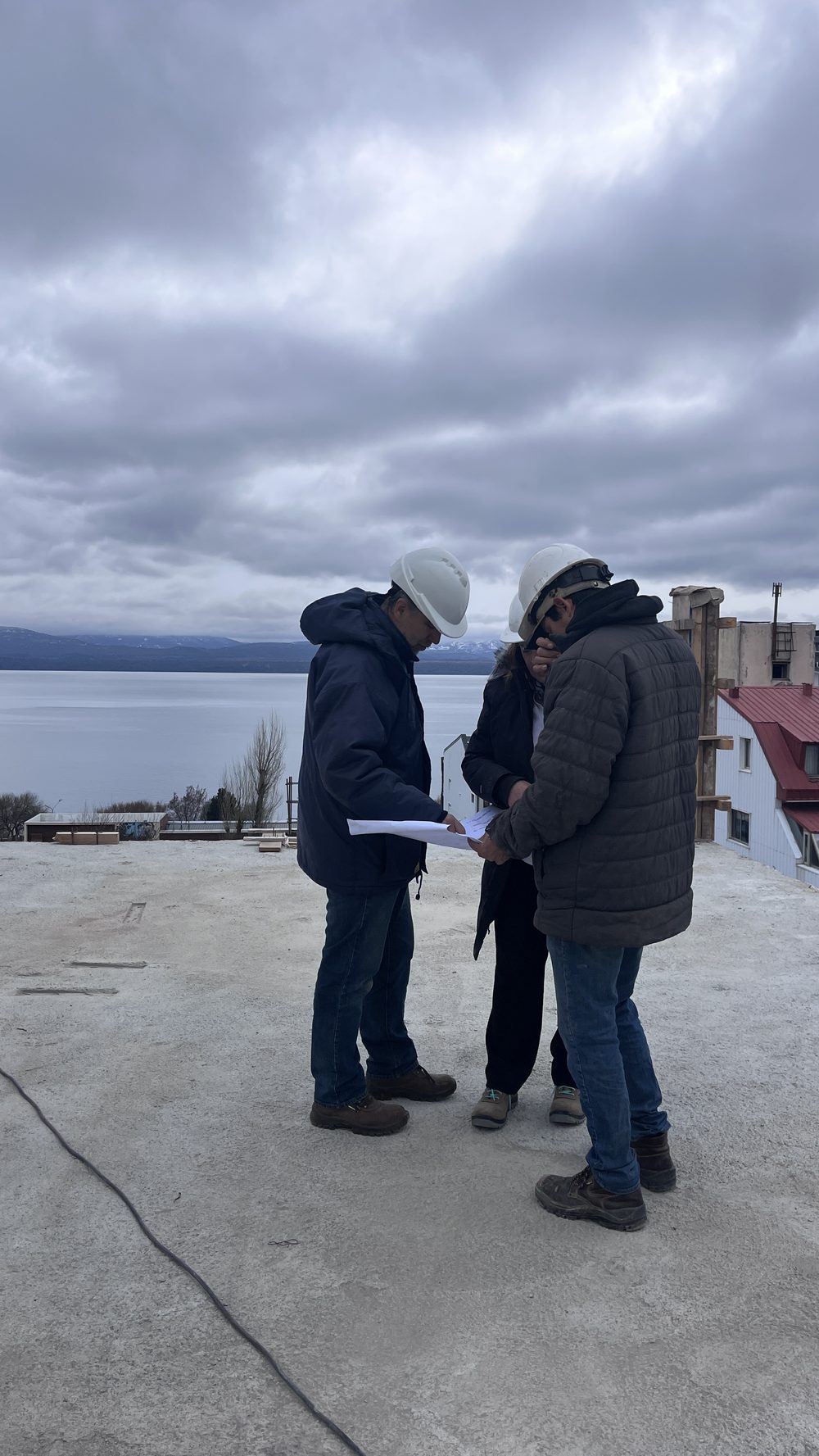 El equipo en la terraza de Umbral 1, con el lago Nahuel Huapi de fondo