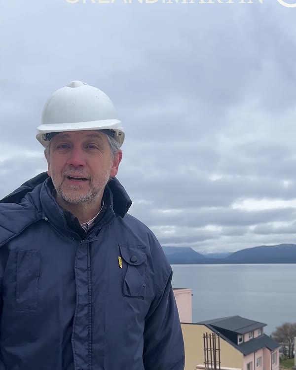 Ricardo Martín con casco en la obra de Umbral 1, agosto 2026